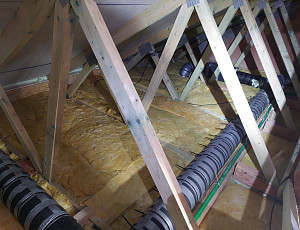 Zateplení stropu novostavby rodinného domu pomocí foukané izolace